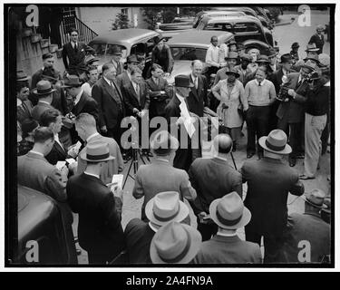 Townsened perdonato. Washington, 18 aprile. Newspapermen, fotografi e la Corte attribuisce circondano il dott. Francesco E. Townsend, la pensione di vecchiaia planner, come egli mostra il suo perdono a trenta giorni di reclusione dal presidente Roosevelt oggi. Il perdono per la frase che egli ha ricevuto per il disprezzo della Casa dei Rappresentanti arrivati come Dott. Townsend pronti a lasciare per la D.C., carcere, 4/18/38 Foto Stock