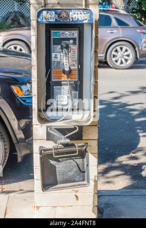 Un telefono a pagamento contrassegnati con graffiti in Ojai, California Foto Stock