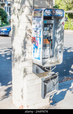 Un telefono a pagamento contrassegnati con graffiti in Ojai, California Foto Stock