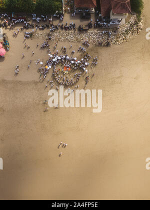 Vista aerea della cerimonia Balinese in spiaggia Foto Stock