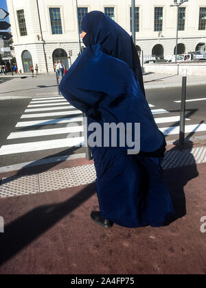 La donna musulmana che indossa chador completo sorge in una strada di Lione, Francia Foto Stock