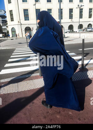 La donna musulmana che indossa chador completo sorge in una strada di Lione, Francia Foto Stock