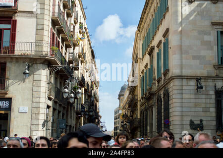 Guardare la gente torri umane a Placa de Sant Jaume a Barcellona, Spagna Foto Stock