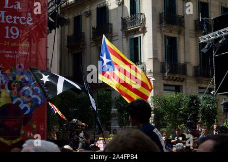 La Estelada Blava bandiera sventolate a Placa de Sant Jaume a Barcellona, Spagna Foto Stock