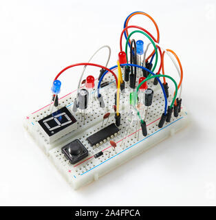 Circuito di piastra di montaggio con montato il componente elettronico, unità, parte, apparecchiature radio e microchip digitale - DIY kit per imparare, formazione e devel Foto Stock