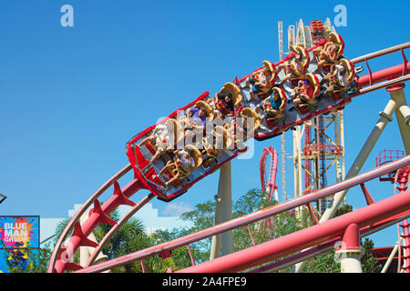 Hollywood Rip Ride Rockit, persone sulle montagne russe, Universal Studios, Orlando, Florida, Stati Uniti d'America Foto Stock