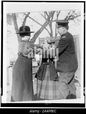 La formazione di una poliziotta--Inspector Cross e Miss Clark, veterano poliziotta, sono mostrati dimostrando il modo corretto di manette un prigioniero Foto Stock