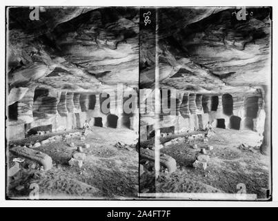 Transgiordania. Petra. Una tomba esterno. (Mostra venature tipiche nella roccia). Foto Stock