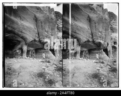 Transgiordania. Petra. Un eroso esterna di una tomba. Foto Stock