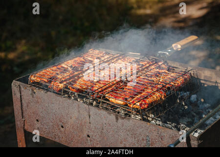 Carne kebab su spiedini e la griglia. Vista superiore, close-up Foto Stock