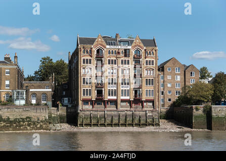 Oliver's Wharf sul Fiume Tamigi Foto Stock