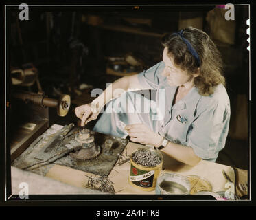 Trasfusione bottiglie del donatore, Baxter Lab., Glenview, Ill. precedentemente una scultrice e designer di piastrelle, Dorothy Cole convertito il suo seminterrato in un workshop di latta aghi per valvole per la trasfusione di sangue bottiglie preparati da Baxter Laboratories dove vive. Ella si trasforma nel suo utili ai legami di guerra per fornire una istruzione universitaria per la sua giovane nipote Foto Stock