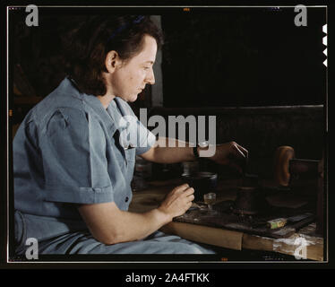 Trasfusione bottiglie del donatore, Baxter Lab., Glenview, Ill. precedentemente una scultrice e designer di piastrelle, Dorothy Cole convertito il suo seminterrato in un workshop di latta aghi per valvole per la trasfusione di sangue bottiglie preparati da Baxter Laboratories dove vive. Ella si trasforma nel suo utili ai legami di guerra per fornire una istruzione universitaria per la sua giovane nipote Foto Stock