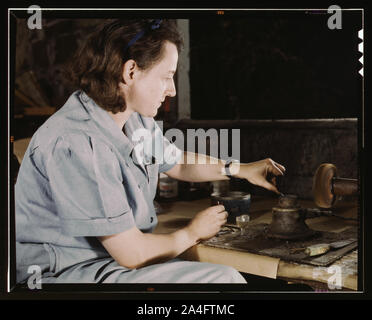 Trasfusione bottiglie del donatore, Baxter Lab., Glenview, Ill. precedentemente una scultrice e designer di piastrelle, Dorothy Cole convertito il suo seminterrato in un workshop di latta aghi per valvole per la trasfusione di sangue bottiglie preparati da Baxter Laboratories dove vive. Ella si trasforma nel suo utili ai legami di guerra per fornire una istruzione universitaria per la sua giovane nipote Foto Stock