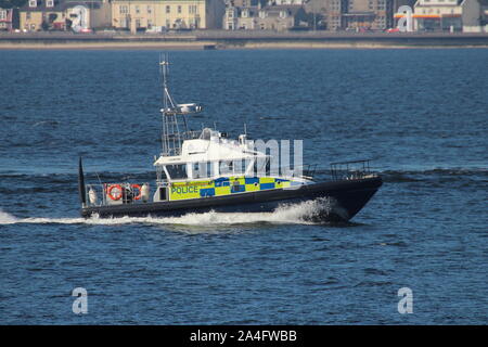 MDP Lismore, un'isola-class lancio gestito dal Ministero della Difesa di polizia, passando Cloch punto sul Firth of Clyde. Foto Stock