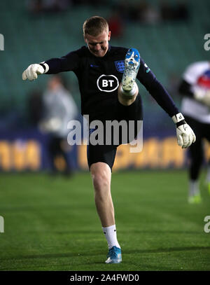 In inghilterra il portiere Giordania Pickford si riscalda prima di UEFA EURO 2020 partita di qualificazione al Vasil Levski National Stadium, Sofia, Bulgaria. Foto Stock