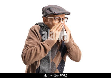 Senior uomo starnuti e strofinando il naso isolati su sfondo bianco Foto Stock