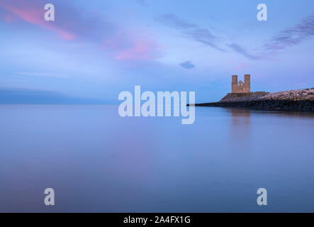 Torri Reculver sulla costa della contea del Kent settentrionale; una chiesa medievale e il sito di un forte romano. Foto Stock