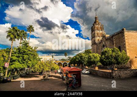 Alamos Sonora Messico, città magica. Chiesa di la Purísima Concepción nella piazza principale durante un giorno nuvoloso e pomeriggio. Si tratta di un barocco e neoclassico tempio parrocchiale, fatta di pietra e cava, questa villa Messicana era conosciuto come Real de Los Alamos o de los Frayles. La città di portali, religione, tempio, nella parrocchia, nella chiesa cattolica, cattolica, viaggi, Sonora turismo, architettura, chiesa, palm, palme, palmera, Palm tree © (© Foto: LuisGutierrez / NortePhoto.com) Álamos Sonora México, Pueblo magico. La Iglesia de la Purísima Concepción en la plaza de armas duranti onu y dia tarde nublado. Este es Foto Stock