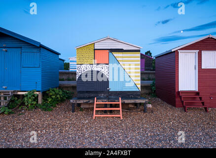 In legno tradizionali capanne spiaggia sulla costa della contea del Kent settentrionale a Whitstable. Foto Stock