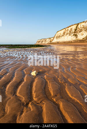 Louisa Bay, Broadstairs. Increspature di sabbia su una spiaggia deserta sull'isola di Thanet nel Kent. Foto Stock