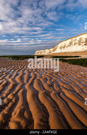 Louisa Bay, Broadstairs. Increspature di sabbia su una spiaggia deserta sull'isola di Thanet nel Kent. Foto Stock