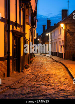 Notturno di strade di ciottoli nella storica città mercato di Faversham Kent. Foto Stock