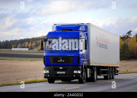 MAZ Prostor carrello mediante, fabbricato da Minsk stabilimento automobilistico, Bielorussia trasporta merci lungo la strada nel sud della Finlandia. Salo, Finlandia.Ottobre 11, 2019 Foto Stock