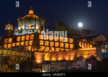 Porto, Portogallo - 12 settembre 2019 - Full Moon Rising oltre il Mosteiro da Serra do Pilar. Foto Stock