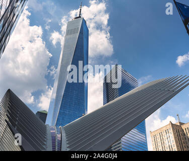 Una giornata di sole in New York del quartiere finanziario raffigurante la Freedom Tower e occhio edificio Foto Stock