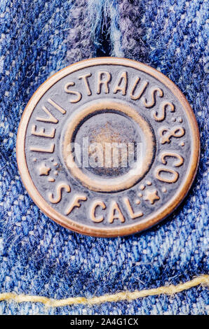 Primo piano della Levi Strauss pulsante sul jeans blu. Foto Stock