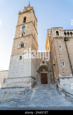 San Giustino Cattedrale's gate e il suo campanile, in Chieti, Abruzzo, Italia. Foto Stock