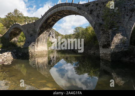 Il ponte di Plakidas Kalogeriko costruita nel 1814 è situato vicino ai villaggi Kipoi e Koukouli di Zagori centrale. Si tratta di uno dei pochi stringer tre ponti che esistono. Zagori è una regione montagnosa in Epiro, nel nordovest della Grecia. Ha una superficie di circa 1.000 chilometri quadrati e contiene 46 villaggi conosciuti come Zagori villaggi (Zagorochoria o Zagorohoria). Foto Stock