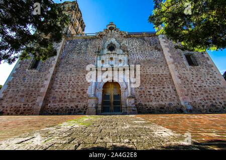 Alamos Sonora Messico, città magica. Facciata della Purísima Concepción Chiesa. Si tratta di un barocco e neoclassico tempio parrocchiale, fatta di pietra e cava, questa villa Messicana era conosciuto come Real de Los Alamos o de los Frayles. La città di portali, religione, tempio, parrocchia, Cattolica, Cattolica, Sonora, architettura, la facciata della chiesa. Álamos Sonora México, Pueblo magico. fachada Iglesia de la Purísima Concepción . Este es onu Templo Parroquial barroco y Neoclásico, de piedra y cantera, esta villa mexicana fue conocido como Real de Los Álamos o de los Frayles. La Ciudad de Los Portales, religione, temp Foto Stock