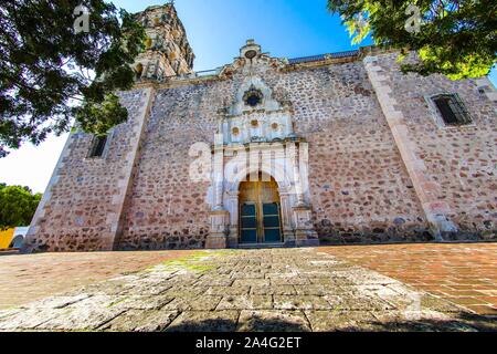 Alamos Sonora Messico, città magica. Facciata della Purísima Concepción Chiesa. Si tratta di un barocco e neoclassico tempio parrocchiale, fatta di pietra e cava, questa villa Messicana era conosciuto come Real de Los Alamos o de los Frayles. La città di portali, religione, tempio, parrocchia, Cattolica, Cattolica, Sonora, architettura, la facciata della chiesa. Álamos Sonora México, Pueblo magico. fachada Iglesia de la Purísima Concepción . Este es onu Templo Parroquial barroco y Neoclásico, de piedra y cantera, esta villa mexicana fue conocido como Real de Los Álamos o de los Frayles. La Ciudad de Los Portales, religione, temp Foto Stock