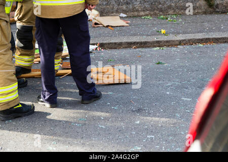 I resti di una porta anteriore bruciato in strada da una grande esplosione di gas sui giardini Foxley, una strada residenziale nel sud di Londra. La casa del risiedono Foto Stock