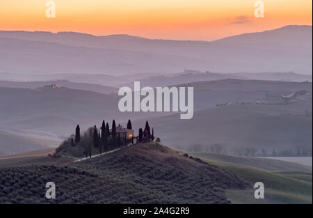 La campagna toscana in provincia di Siena è avvolta nella nebbia di mattina prima dell'alba di un nuovo giorno Foto Stock