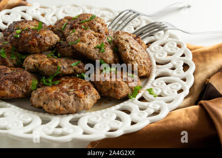 Vista superiore del pronto a mangiare le polpette di carne con funghi porcini (commestibili Boletus) Foto Stock
