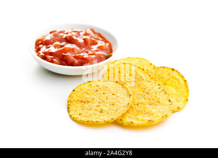 Mais rotonde nacho chips e pomodoro dip. Giallo tortilla chips e salsa isolati su sfondo bianco. Foto Stock