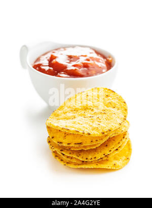 Mais rotonde nacho chips e pomodoro dip. Giallo tortilla chips e salsa isolati su sfondo bianco. Foto Stock