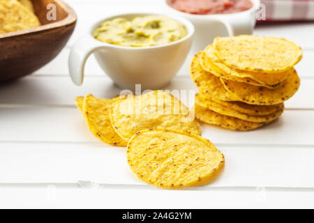 Round nacho chips. Giallo tortilla chips sul tavolo bianco. Foto Stock