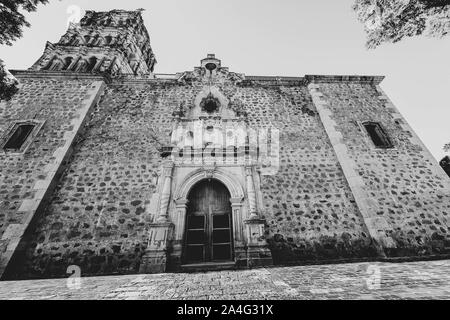 Alamos Sonora Messico, città magica. Facciata della Purísima Concepción Chiesa. Si tratta di un barocco e neoclassico tempio parrocchiale, fatta di pietra e cava, questa villa Messicana era conosciuto come Real de Los Alamos o de los Frayles. La città di portali, religione, tempio, parrocchia, Cattolica, Cattolica, Sonora, architettura, la facciata della chiesa. Álamos Sonora México, Pueblo magico. fachada Iglesia de la Purísima Concepción . Este es onu Templo Parroquial barroco y Neoclásico, de piedra y cantera, esta villa mexicana fue conocido como Real de Los Álamos o de los Frayles. La Ciudad de Los Portales, religione, temp Foto Stock