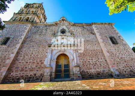 Alamos Sonora Messico, città magica. Facciata della Purísima Concepción Chiesa. Si tratta di un barocco e neoclassico tempio parrocchiale, fatta di pietra e cava, questa villa Messicana era conosciuto come Real de Los Alamos o de los Frayles. La città di portali, religione, tempio, parrocchia, Cattolica, Cattolica, Sonora, architettura, la facciata della chiesa. Álamos Sonora México, Pueblo magico. fachada Iglesia de la Purísima Concepción . Este es onu Templo Parroquial barroco y Neoclásico, de piedra y cantera, esta villa mexicana fue conocido como Real de Los Álamos o de los Frayles. La Ciudad de Los Portales, religione, temp Foto Stock