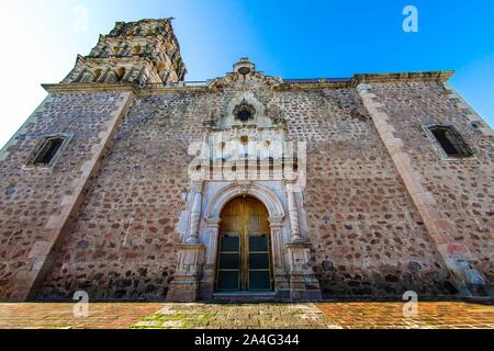 Alamos Sonora Messico, città magica. Facciata della Purísima Concepción Chiesa. Si tratta di un barocco e neoclassico tempio parrocchiale, fatta di pietra e cava, questa villa Messicana era conosciuto come Real de Los Alamos o de los Frayles. La città di portali, religione, tempio, parrocchia, Cattolica, Cattolica, Sonora, architettura, la facciata della chiesa. Álamos Sonora México, Pueblo magico. fachada Iglesia de la Purísima Concepción . Este es onu Templo Parroquial barroco y Neoclásico, de piedra y cantera, esta villa mexicana fue conocido como Real de Los Álamos o de los Frayles. La Ciudad de Los Portales, religione, temp Foto Stock