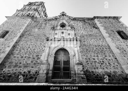 Alamos Sonora Messico, città magica. Facciata della Purísima Concepción Chiesa. Si tratta di un barocco e neoclassico tempio parrocchiale, fatta di pietra e cava, questa villa Messicana era conosciuto come Real de Los Alamos o de los Frayles. La città di portali, religione, tempio, parrocchia, Cattolica, Cattolica, Sonora, architettura, la facciata della chiesa. Álamos Sonora México, Pueblo magico. fachada Iglesia de la Purísima Concepción . Este es onu Templo Parroquial barroco y Neoclásico, de piedra y cantera, esta villa mexicana fue conocido como Real de Los Álamos o de los Frayles. La Ciudad de Los Portales, religione, temp Foto Stock