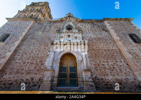 Alamos Sonora Messico, città magica. Facciata della Purísima Concepción Chiesa. Si tratta di un barocco e neoclassico tempio parrocchiale, fatta di pietra e cava, questa villa Messicana era conosciuto come Real de Los Alamos o de los Frayles. La città di portali, religione, tempio, parrocchia, Cattolica, Cattolica, Sonora, architettura, la facciata della chiesa. Álamos Sonora México, Pueblo magico. fachada Iglesia de la Purísima Concepción . Este es onu Templo Parroquial barroco y Neoclásico, de piedra y cantera, esta villa mexicana fue conocido como Real de Los Álamos o de los Frayles. La Ciudad de Los Portales, religione, temp Foto Stock