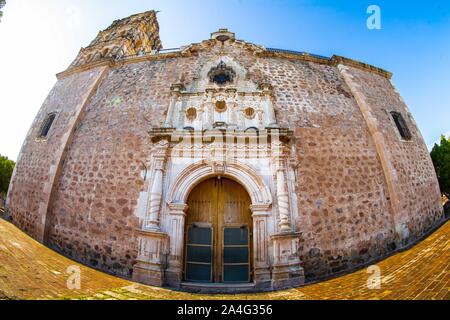 Alamos Sonora Messico, città magica. Facciata della Purísima Concepción Chiesa. Si tratta di un barocco e neoclassico tempio parrocchiale, fatta di pietra e cava, questa villa Messicana era conosciuto come Real de Los Alamos o de los Frayles. La città di portali, religione, tempio, parrocchia, Cattolica, Cattolica, Sonora, architettura, la facciata della chiesa. Álamos Sonora México, Pueblo magico. fachada Iglesia de la Purísima Concepción . Este es onu Templo Parroquial barroco y Neoclásico, de piedra y cantera, esta villa mexicana fue conocido como Real de Los Álamos o de los Frayles. La Ciudad de Los Portales, religione, temp Foto Stock