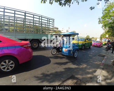 Ice Cream venditore su un motociclo con un passeggino frigo mangiare lungo la strada in un flusso di automobili. Foto Stock