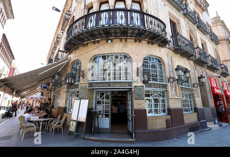 La facciata della tradizionale Spagnola Cafe Victoria Eugenia nel centro storico di Siviglia, Spagna. Foto Stock