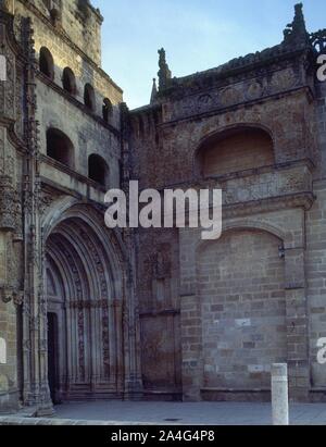 PORTADA NORTE DE LA CATEDRAL DE CORIA tardogotica del siglo XVI JUNTO al Balcon de las RELIQUIAS CON DECORACION PLATERESCA. Autore: SOLORZANO MARTIN. Posizione: CATEDRAL DE SANTA MARIA DE LA Asunción. Cória. CACERES. Spagna. Foto Stock